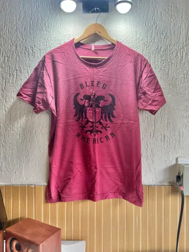 Camiseta Bleed America Vinho G