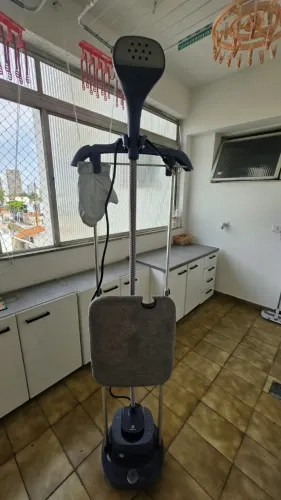 Vaporizador Higienizador de Roupas Electrolux Expert com Tábua de Passar Regulável (EGS20)