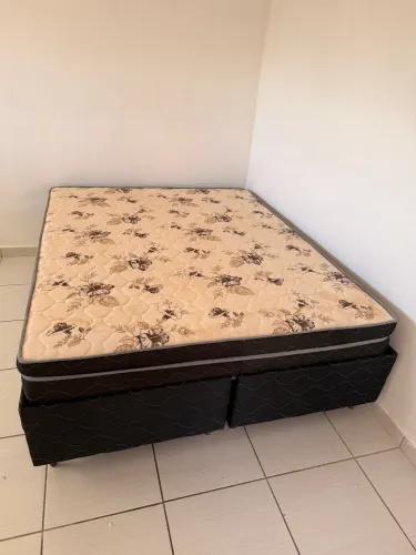Cama Queen Size com Base Bipartida - Semi Nova!