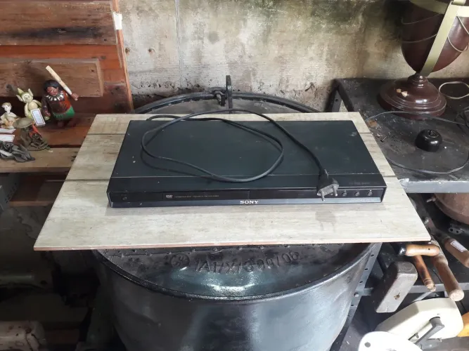 Dvd Sony funcionando sem controlo e cabo Av.