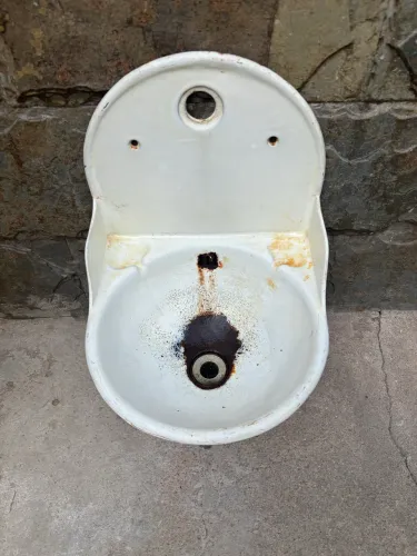 Antiga pia de ferro capelinha