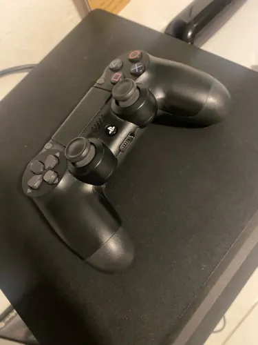 Playstation 4 Slim 1 TB - 2 Controles