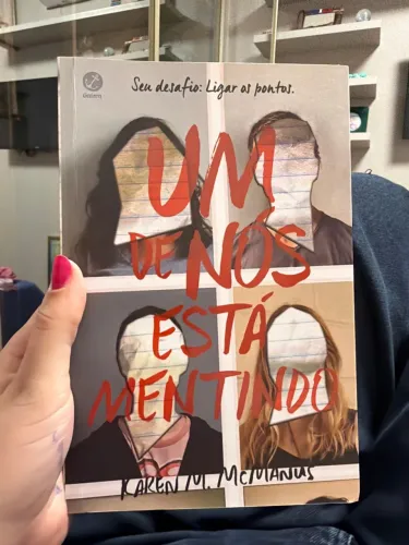 Livro Um de Nós Está mentindo 