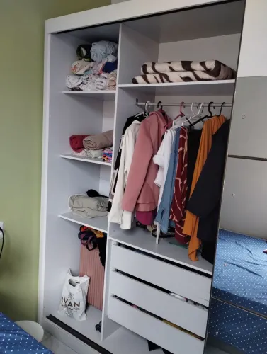 Guarda roupa branco casal 6 gavetas portas de correr com espelho e a cama vai junto 