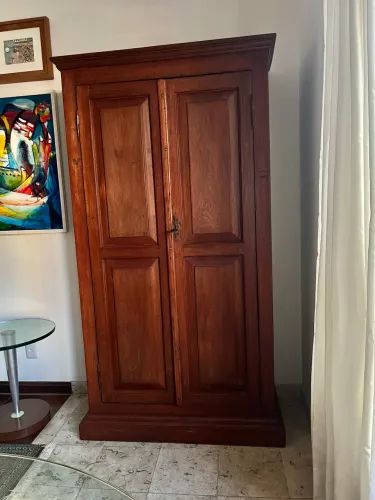 Armário de Madeira Maciça. Antiguidade!