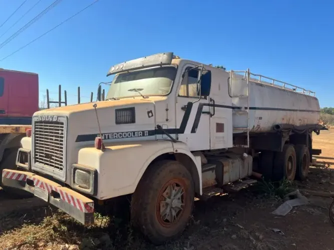 Caminhão Volvo NL10 equipado com tanque pipa de 20 mil litros, ano 1988