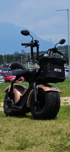 Tui + dois lugares com 2 baterias e 90 km de autonomia.