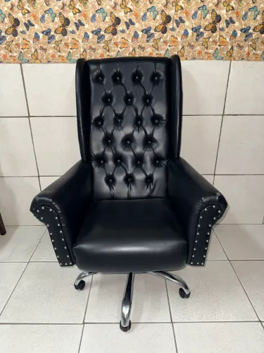 Cadeira de Escritório Giratória Presidente Chesterfield Via Encanto Corano Preta Preto