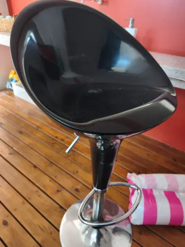 Vendo 3 banqueta sendo 1 com problema.