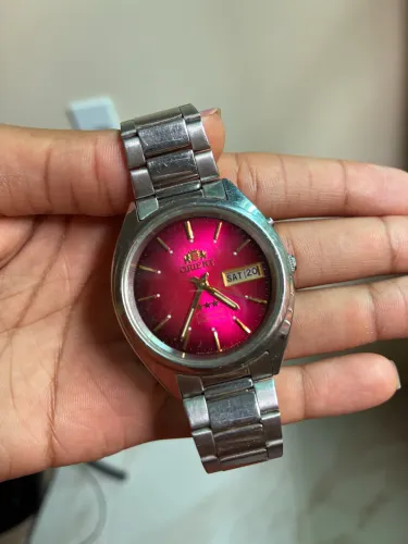 Orient 3 Estrelas Automático com um mostrador vermelho metálico vibrante