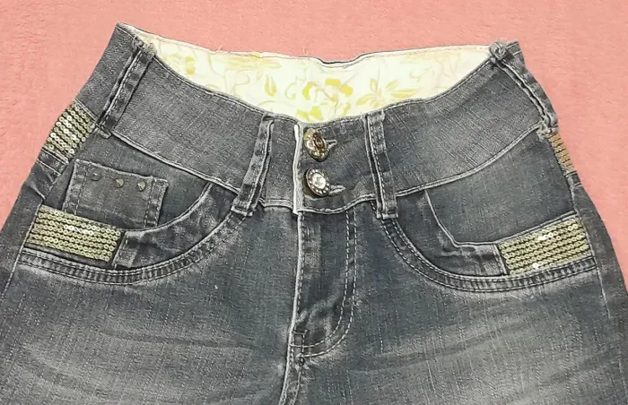 Calça jeans com detalhes dourado