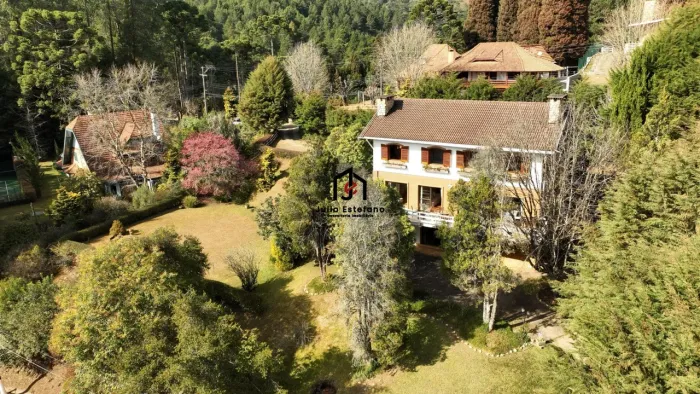 Casa com 4 dormitórios sendo 2 suítes no Residencial Jardim Véu da Noiva em Campos do Jord