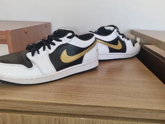 NIKE Jordan 1 low white black mettalic gold USADO