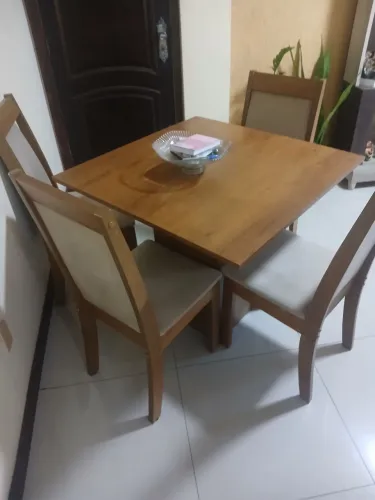 Mesa com 4 cadeiras