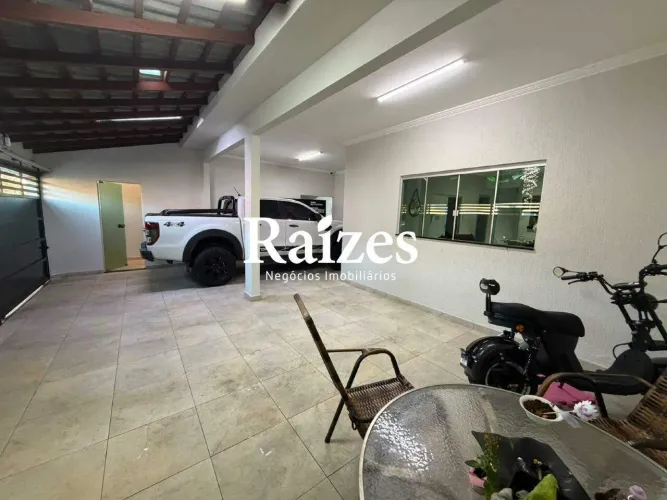 Casa à venda em Uberlândia no Alto Umuarama com 3 quartos sendo 1 suíte, piso Porcelanato