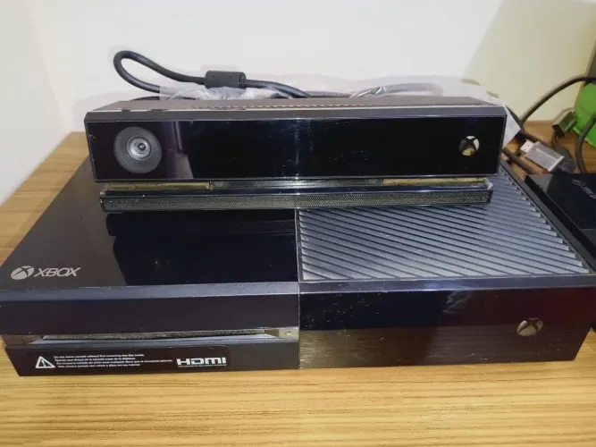 Xbox One Fat 500GB + Kinect + Controle + Jogos (Fonte 220V)
