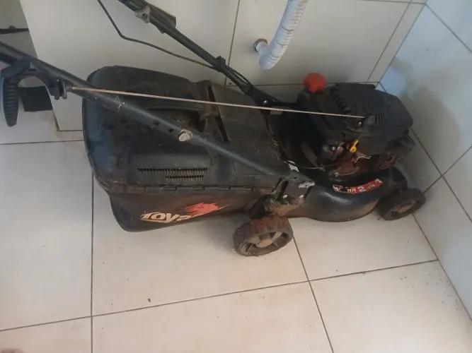 Máquina de cortar grama 
