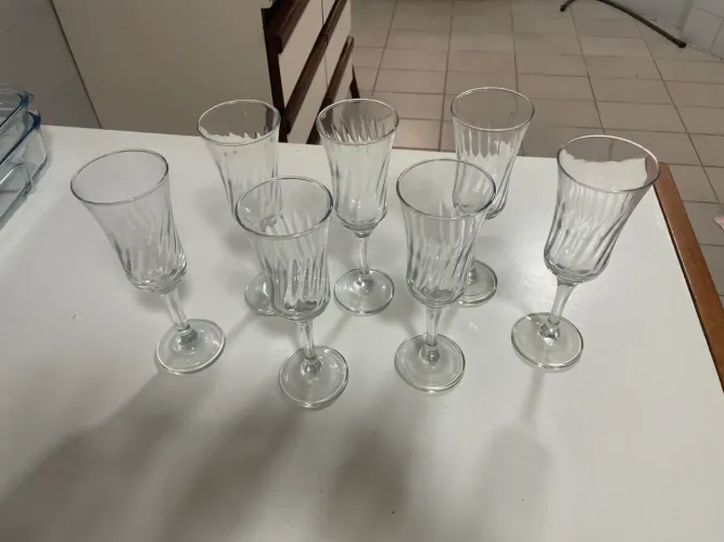 Conjunto com 7 taças de vidro para espumante