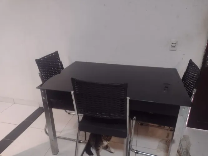 Mesa de vidro com 3 cadeiras