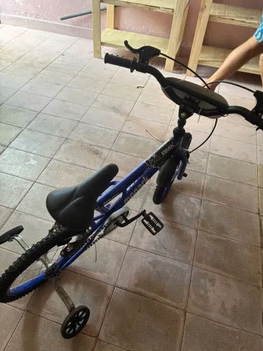 Vende-se uma bicicleta