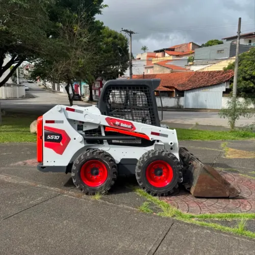 Minicarregadeira Bobcat S510 ano 2023, com 2.850 horas, à alavanca, pneus novos em SP