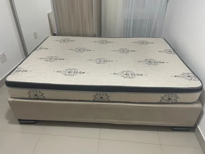 Cama de casal com colchão e cômoda