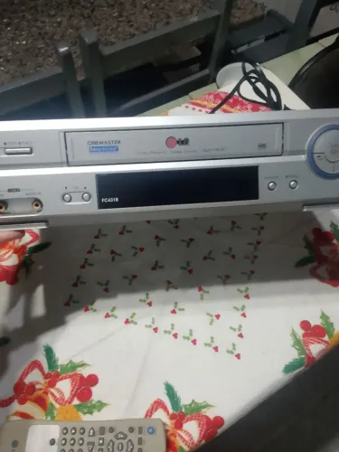 Vídeo cassete LG Cinemaster com controle original.