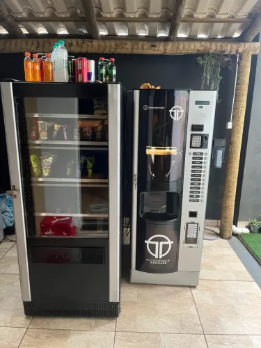 Kit vending machine de bebidas quentes Bianchi Lei 400 e uma máquina de snack