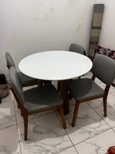 Mesa redonda, 4 cadeiras 