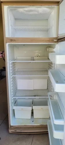 Geladeira funcionando doa-se
