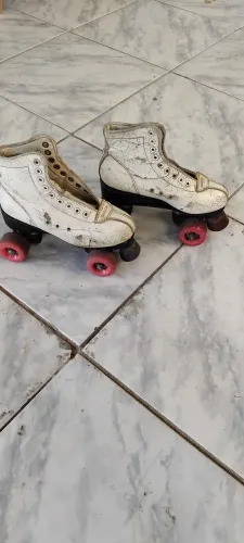 Antigo par de patins anos 80