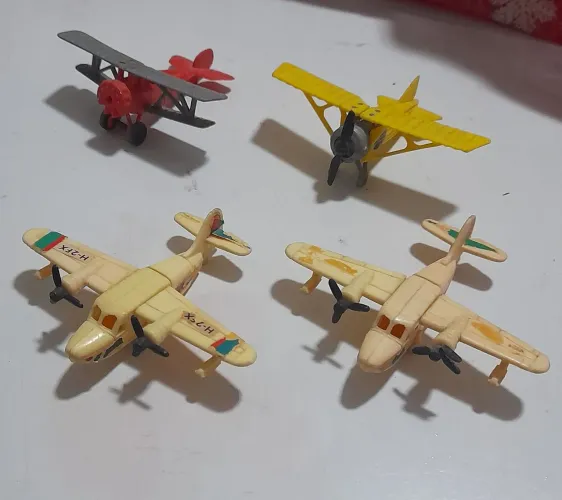 Lote 4 miniaturas aviões kinder ovo anos 90