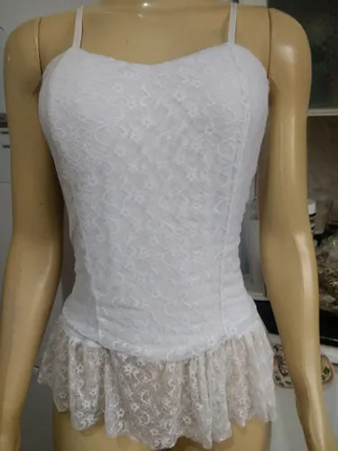 Blusa de renda branca com bojo + 1 par de brincos novos (brinde)