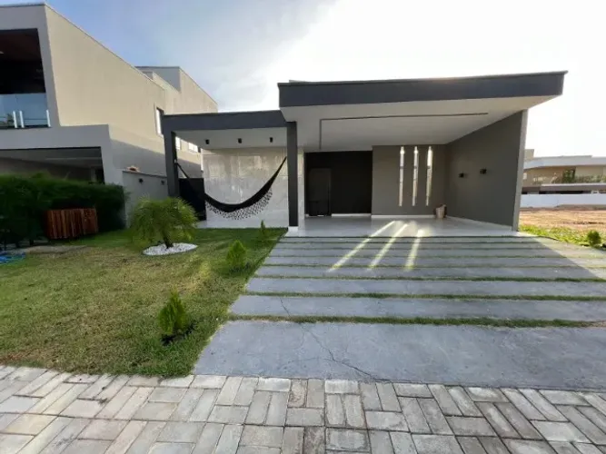 Casa plana de alto padrão com energia solar no Eusébio em condominio fechado