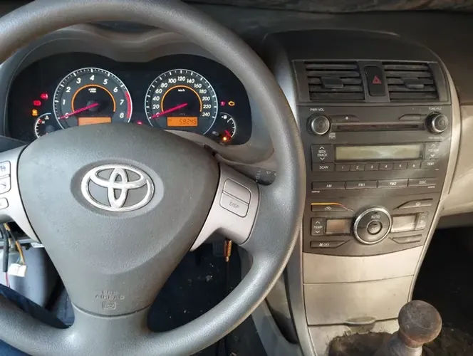 Sucata Toyota Corolla ano 2011 com 59.000 mil km
