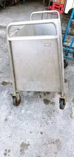 Carrinho de serviço em cozinha e panelas em aço inox