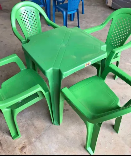 Jogo de mesa usado conservado