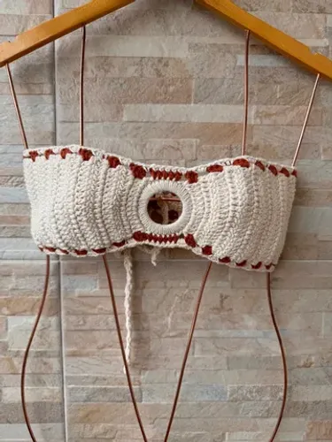 Top de crochê feito a mão, um trabalho artesanal incrível, tamanho G.