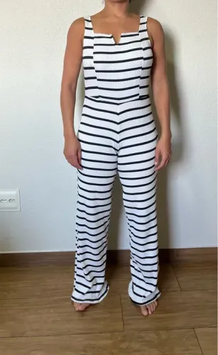 Macacão listrado branco e preto - tamanho M