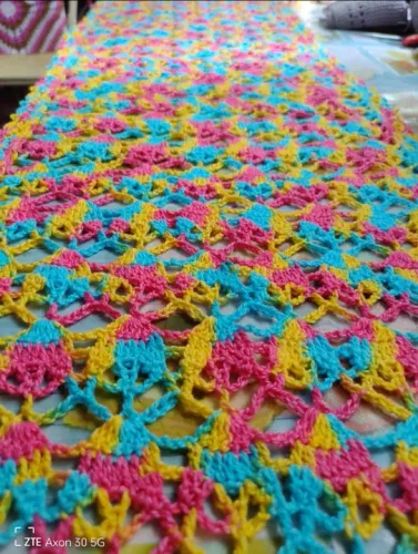 Caminho de mesa em crochê colorido