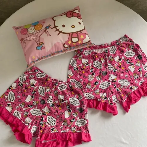Kit Gêmeas Shorts Hello Kitty Pijama Riachuelo Rosa + Grátis Almofada