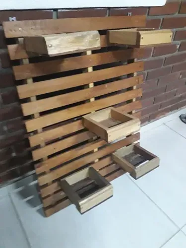 horta vertical de madeira para parede