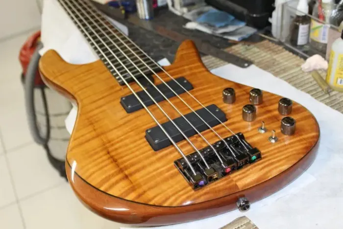 Baixo 5 cordas Lovatto Flamed Cedar Bass