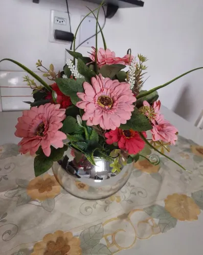 Lindo arranjo de flores artificiais