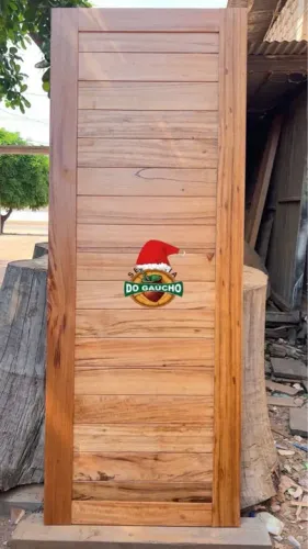 Porta em madeira maciça
