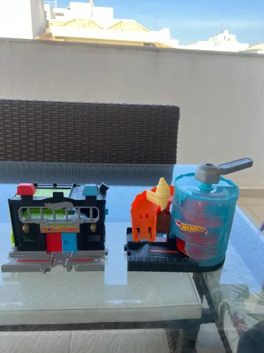Muito nova Kit 2 garagens Hotwheels delegacia de polícia e fábrica de sorvete 
