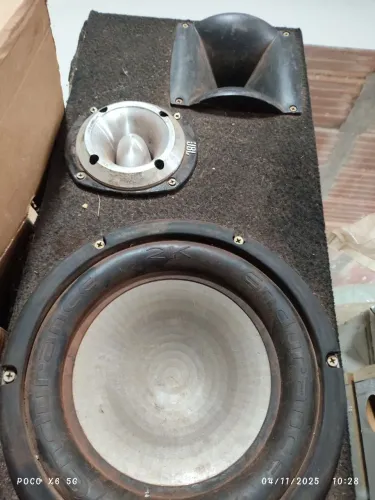 Caixa trio com subwoofer de 10"  800w, twiter JBL 150w e uma d200