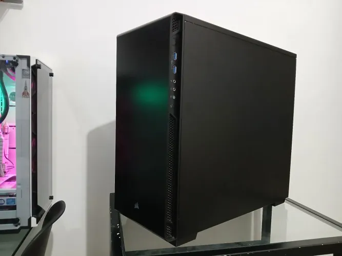 Gabinete Corsair para PC completo.