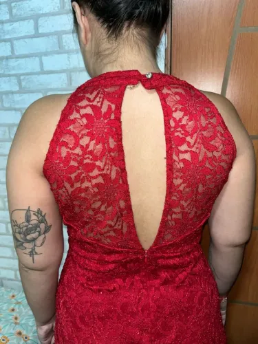 Vestido de festa vermelho com detalhes em renda