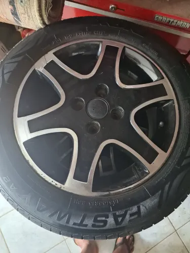 Rodas Aro 15 de liga leve com pneus 